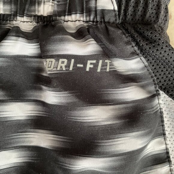 Nike DriFit Running Athletic Black White Women’s Size L NWOT - Picture 4 of 10